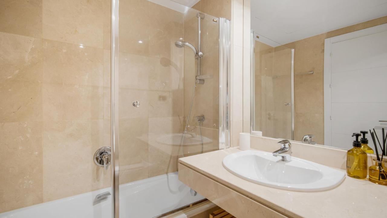 Beach-Line Apartment With 3 Bedrooms In Estepona Exterior foto